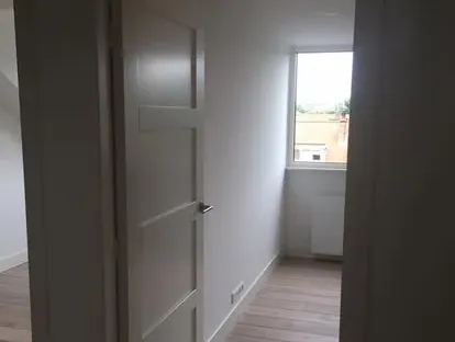Vernieuwde woonruimte met zorgvuldig schilder- en afbouwwerk.