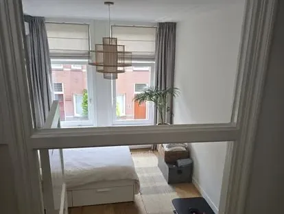 Vernieuwde woonruimte met zorgvuldig schilder- en afbouwwerk.