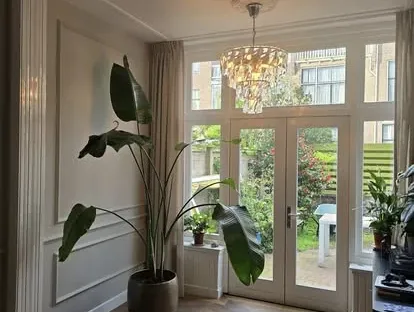 Vernieuwde woonruimte met zorgvuldig schilder- en afbouwwerk.