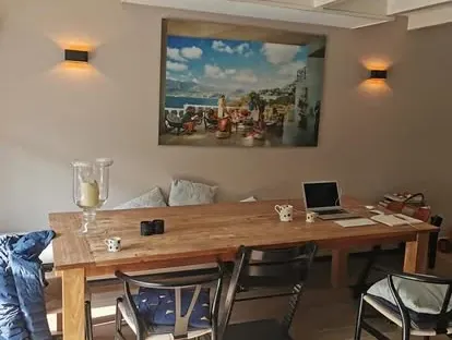 Vernieuwde woonruimte met zorgvuldig schilder- en afbouwwerk.