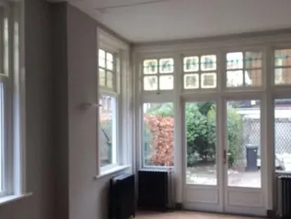 Professionele afwerking van wanden, plafonds, deuren en houtwerk.