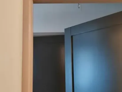 Vernieuwde woonruimte met zorgvuldig schilder- en afbouwwerk.