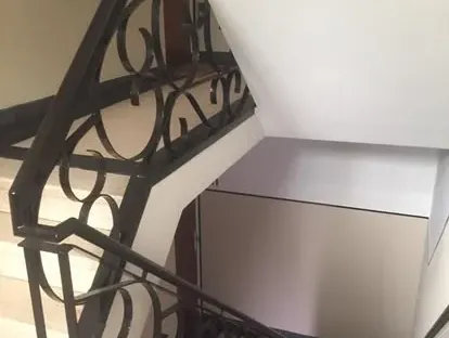 Vernieuwde woonruimte met zorgvuldig schilder- en afbouwwerk.