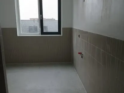 Vernieuwde woonruimte met zorgvuldig schilder- en afbouwwerk.