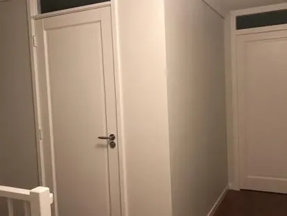 Vernieuwde woonruimte met zorgvuldig schilder- en afbouwwerk.