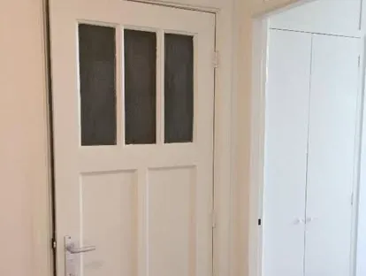 Vernieuwde woonruimte met zorgvuldig schilder- en afbouwwerk.