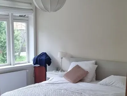 Vernieuwde woonruimte met zorgvuldig schilder- en afbouwwerk.