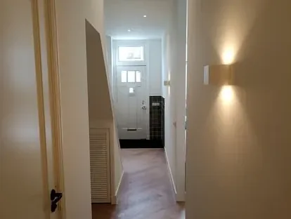 Vernieuwde woonruimte met zorgvuldig schilder- en afbouwwerk.