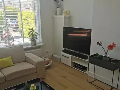Vernieuwde woonruimte met zorgvuldig schilder- en afbouwwerk.