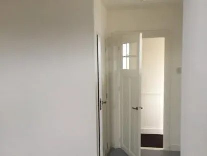 Vernieuwde woonruimte met zorgvuldig schilder- en afbouwwerk.