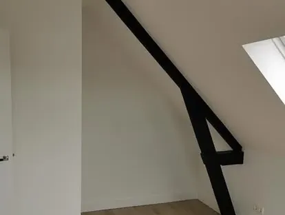 Vernieuwde woonruimte met zorgvuldig schilder- en afbouwwerk.