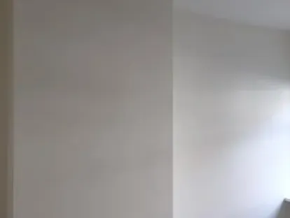 Vernieuwde woonruimte met zorgvuldig schilder- en afbouwwerk.