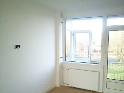 Vernieuwde woonruimte met zorgvuldig schilder- en afbouwwerk.