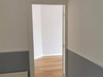 Vernieuwde woonruimte met zorgvuldig schilder- en afbouwwerk.