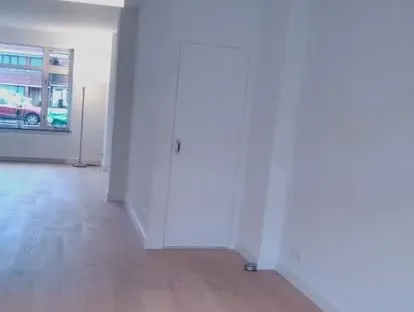 Vernieuwde woonruimte met zorgvuldig schilder- en afbouwwerk.