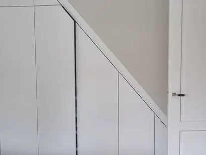 Vernieuwde woonruimte met zorgvuldig schilder- en afbouwwerk.