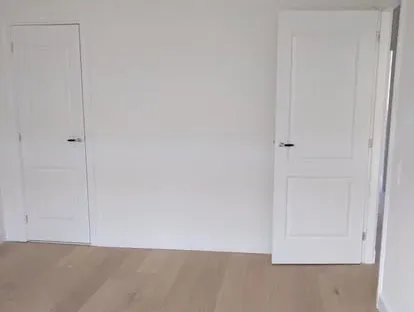 Vernieuwde woonruimte met zorgvuldig schilder- en afbouwwerk.