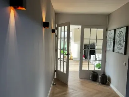 Professionele afwerking van wanden, plafonds, deuren en houtwerk.