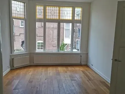 Vernieuwde woonruimte met zorgvuldig schilder- en afbouwwerk.