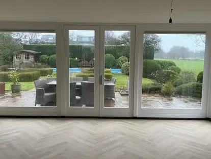 Vernieuwde woonruimte met zorgvuldig schilder- en afbouwwerk.