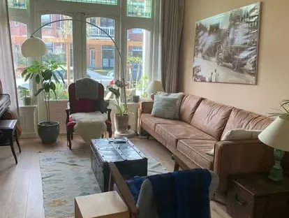 Vernieuwde woonruimte met zorgvuldig schilder- en afbouwwerk.