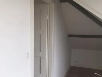Professionele afwerking van wanden, plafonds, deuren en houtwerk.