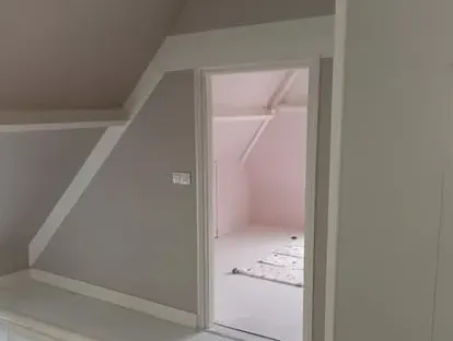Professionele afwerking van wanden, plafonds, deuren en houtwerk.