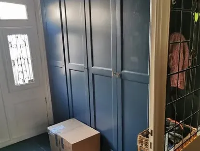 Vernieuwde woonruimte met zorgvuldig schilder- en afbouwwerk.