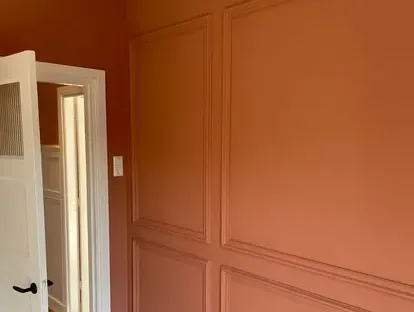 Vernieuwde woonruimte met zorgvuldig schilder- en afbouwwerk.