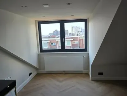 Vernieuwde woonruimte met zorgvuldig schilder- en afbouwwerk.