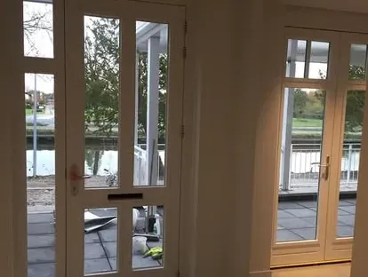 Professionele afwerking van wanden, plafonds, deuren en houtwerk.