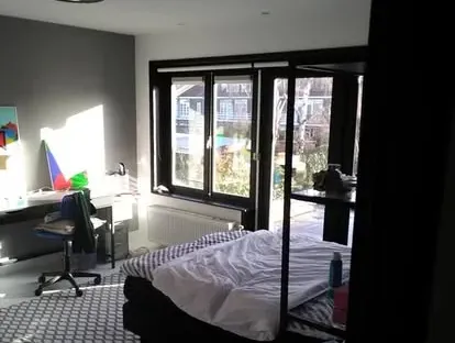 Vernieuwde woonruimte met zorgvuldig schilder- en afbouwwerk.
