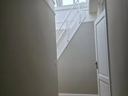 Vernieuwde woonruimte met zorgvuldig schilder- en afbouwwerk.