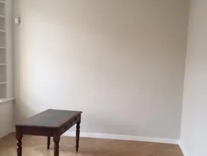 Vernieuwde woonruimte met zorgvuldig schilder- en afbouwwerk.