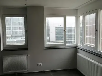 Vernieuwde woonruimte met zorgvuldig schilder- en afbouwwerk.