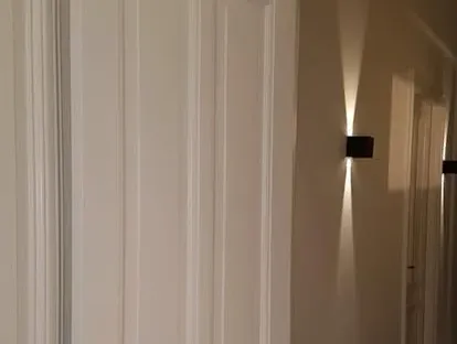 Vernieuwde woonruimte met zorgvuldig schilder- en afbouwwerk.