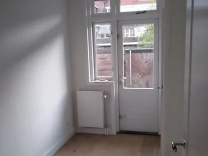 Professionele afwerking van wanden, plafonds, deuren en houtwerk.