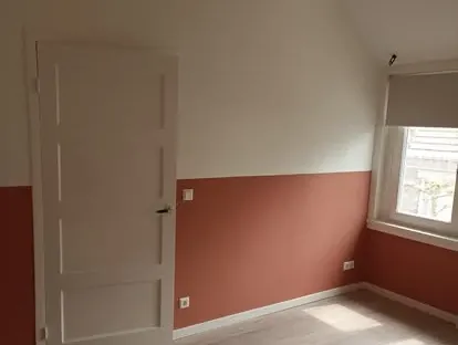 Vernieuwde woonruimte met zorgvuldig schilder- en afbouwwerk.