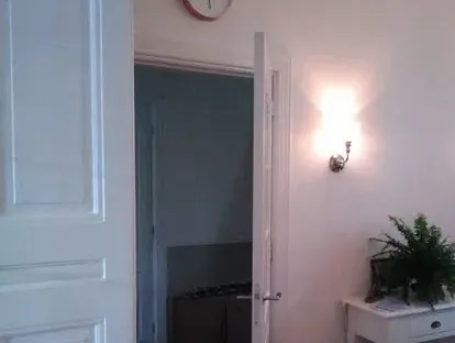 Vernieuwde woonruimte met zorgvuldig schilder- en afbouwwerk.