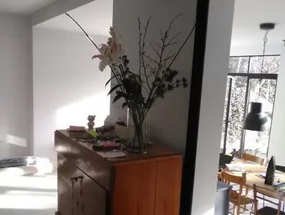 Vernieuwde woonruimte met zorgvuldig schilder- en afbouwwerk.