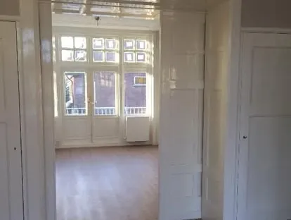 Vernieuwde woonruimte met zorgvuldig schilder- en afbouwwerk.