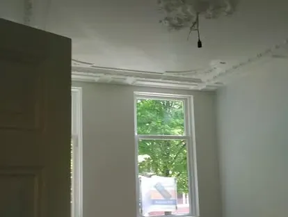 Vernieuwde woonruimte met zorgvuldig schilder- en afbouwwerk.