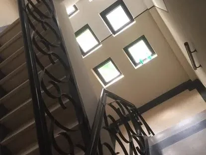 Vernieuwde woonruimte met zorgvuldig schilder- en afbouwwerk.