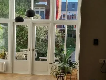 Vernieuwde woonruimte met zorgvuldig schilder- en afbouwwerk.