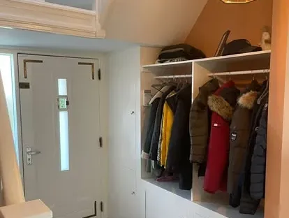 Vernieuwde woonruimte met zorgvuldig schilder- en afbouwwerk.