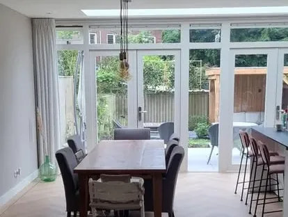 Vernieuwde woonruimte met zorgvuldig schilder- en afbouwwerk.