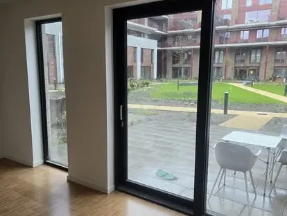 Professionele afwerking van wanden, plafonds, deuren en houtwerk.