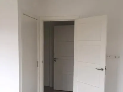 Professionele afwerking van wanden, plafonds, deuren en houtwerk.