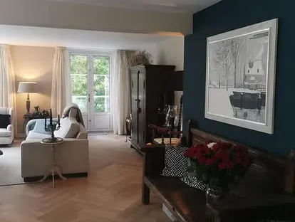 Vernieuwde woonruimte met zorgvuldig schilder- en afbouwwerk.