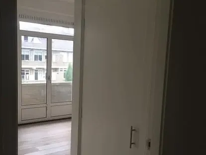 Vernieuwde woonruimte met zorgvuldig schilder- en afbouwwerk.